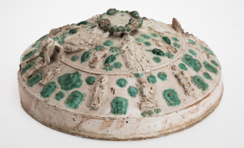 Tapa de pila bautismal santos en relieve Teruel