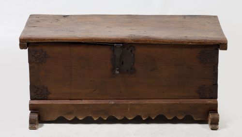 Baúl de pino siguiendo modelos castellanos del siglo XVII,