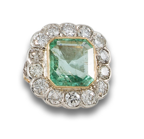 SORTIJA ROSETÓN, ESTILO ANTIGUO, DE ESMERALDA Y DIAMANTES,