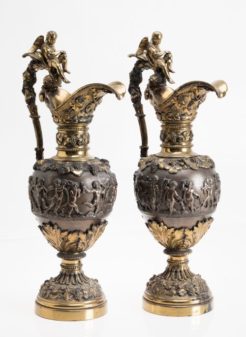 Pareja de jarras de bronce dorado y pavonado, S. XIX-XX