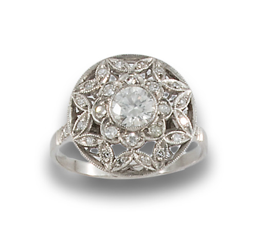 SORTIJA CIRCULAR, ESTILO ANTIGUO, DE DIAMANTES EN PLATINO