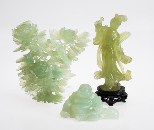 Lote de tres figuras de jade, China, S. XX