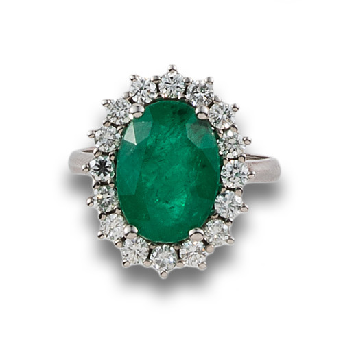 SORTIJA ROSETÓN DE ESMERALDA Y DIAMANTES, EN ORO BLANCO