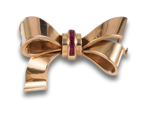 BROCHE LAZO, AÑOS 40, DE ORO AMARILLO Y RUBÍES SINTÉTICOS