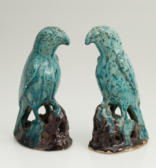 "Aves", pareja de figuras de cerámica esmaltada en azul y m