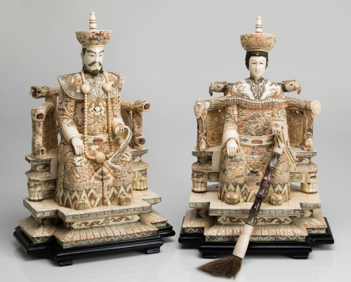 "Emperador" y "Emperatriz" pareja de esculturas de hueso ta