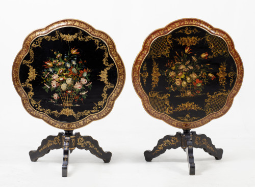 Pareja de veladores "tilt-top", de estilo victoriano, S. XX