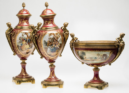 Garnish composed of a planter and a pair of decorative urns