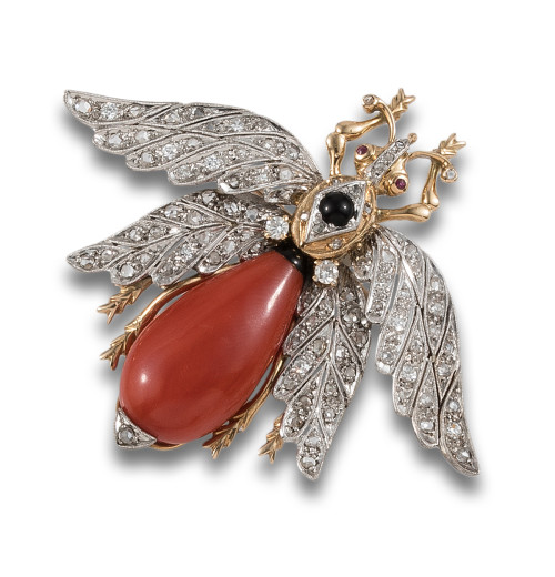 BROOCH, 1940&#39;S, WITH DIAMONDS, CORAL, ONYX, IN YELLOW GOLD