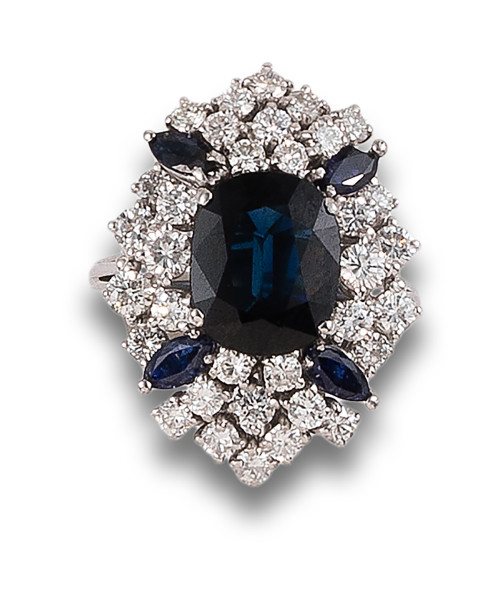 SORTIJA ROSETÓN DE ZAFIROS Y DIAMANTES, EN ORO BLANCO