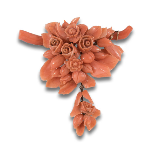 Lote 2424: Broche Con Motivo Floral Realizado En Coral Rosa