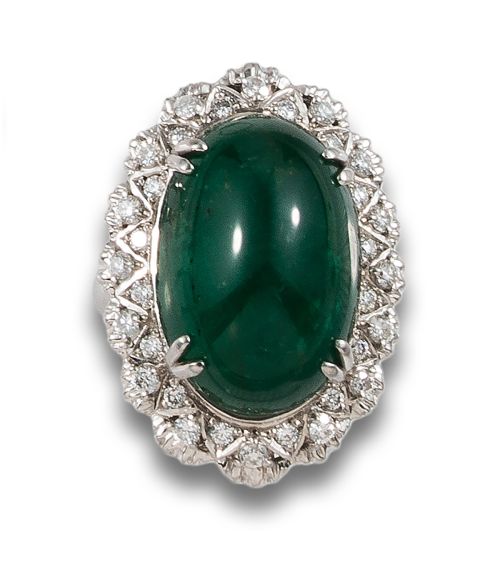 GRAN SORTIJA ROSETÓN DE ESMERALDA CABUJÓN Y DIAMANTES, EN P