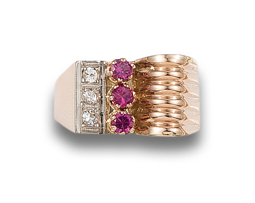 SORTIJA, ESTILO CHEVALIER, DE RUBÍES SINTÉTICOS Y CIRCONITA