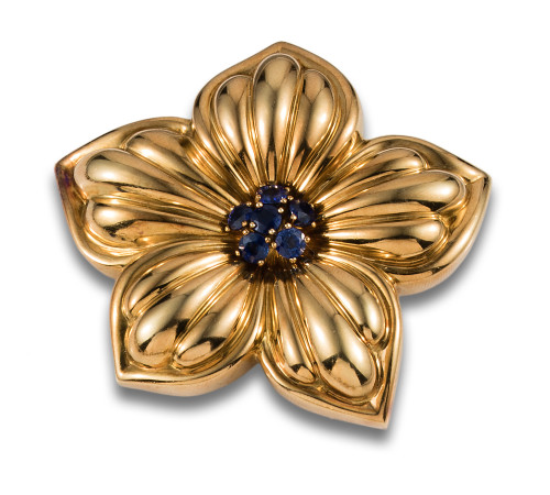 BROCHE, AÑOS 80, DE ZAFIROS Y ORO AMARILLO EN FORMA DE FLOR