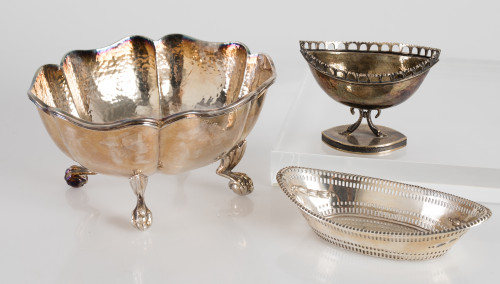 Lot of 2 silver pieces: Victorian oval silver tray with Lon
