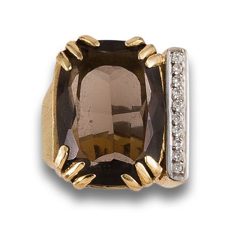 MODERNA SORTIJA EN ORO CON CUARZO DIAMANTES