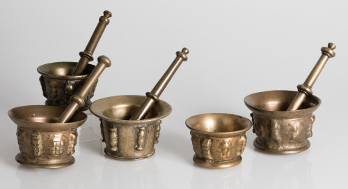 Dos morteros, uno con mano, siguiendo modelos antiguos