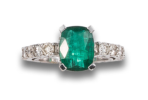EMERALD AND DIAMONDS RING, IN WHITE GOLD