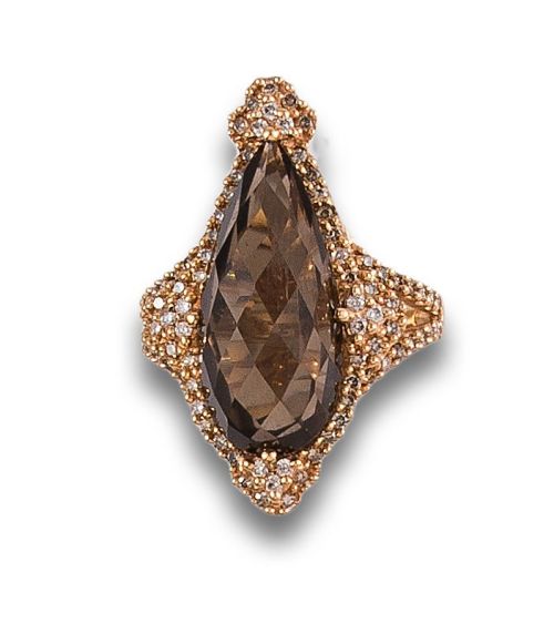 SORTIJA EN ORO CON CUARZO FUMÉ Y DIAMANTES