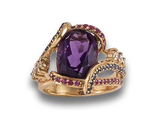 SORTIJA DE AMATISTA, DIAMANTES, ZAFIROS Y RUBÍES, EN ORO AM