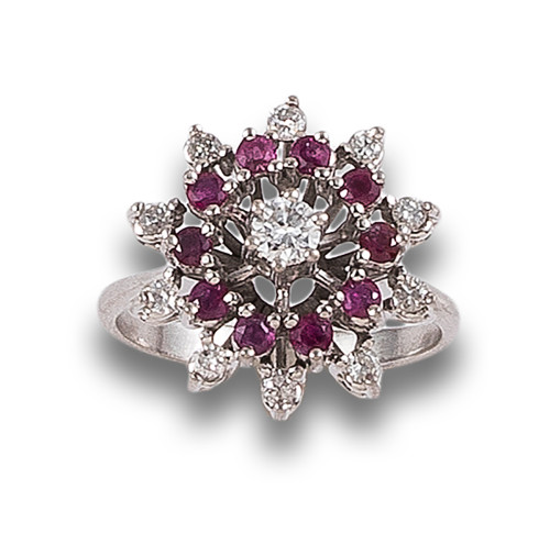 SORTIJA FLOR DE DIAMANTES Y RUBÍES, EN ORO BLANCO