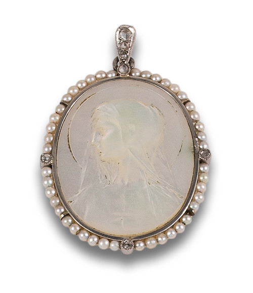 MEDALLA COLGANTE DE NÁCAR, DIAMANTES, PERLITAS Y PLATINO