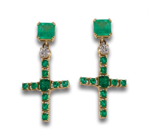 PENDIENTES CRUCES DE DIAMANTES Y ESMERALDAS, EN ORO AMARILL