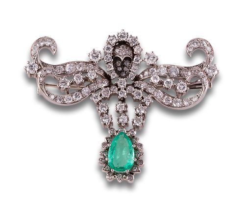 BROCHE, CA. 191, EN PLATINO CON DIAMANTES Y ESMERALDA