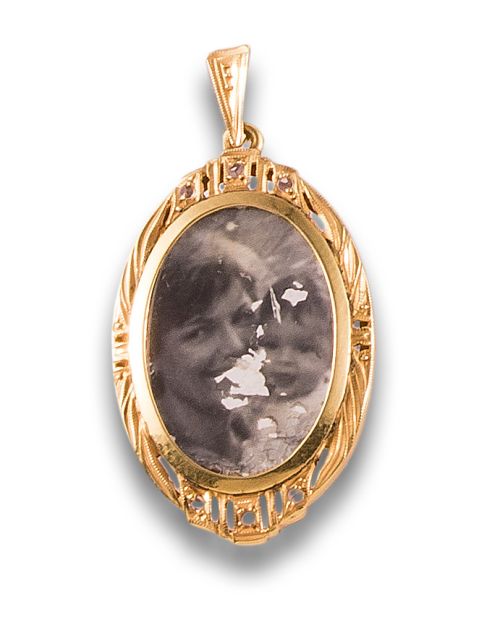 COLGANTE PORTAFOTOS DE METAL LAMINADO EN ORO AMARILLO Y DIA