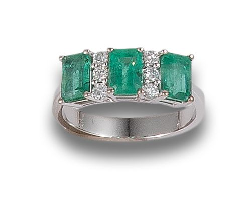SORTIJA TRESILLO DE ESMERALDAS Y DIAMANTES, EN ORO BLANCO