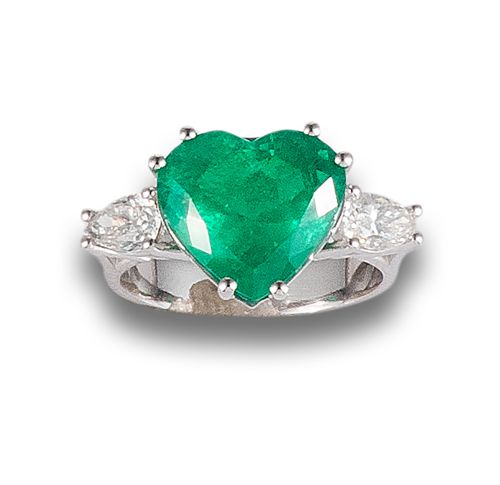 SORTIJA DE ESMERALDA Y DIAMANTES, EN ORO BLANCO