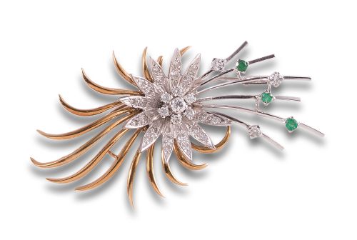 BROCHE FLOR DE DIAMANTES Y ESMERALDAS, EN ORO BICOLOR