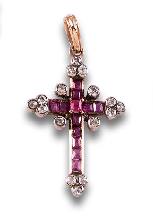 CRUZ COLGANTE DE DIAMANTES Y RUBÍES SINTÉTICOS, ORO AMARILL