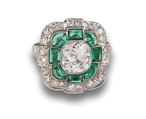 SORTIJA, ESTILO ART DÉCO, DE DIAMANTES, ESMERALDAS  Y PLATI