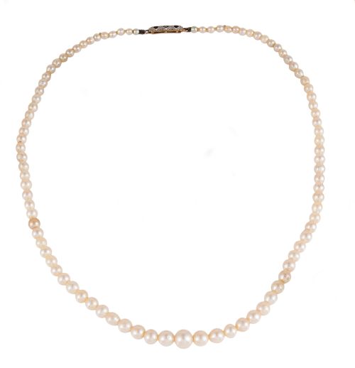 GARGANTILLA DE PERLAS, BROCHE DE ORO Y VISTAS EN PLATINO