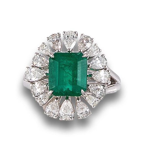 SORTIJA ROSETA DE DIAMANTES Y ESMERALDA, EN ORO BLANCO
