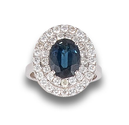 SORTIJA ROSETÓN DE ZAFIRO Y DIAMANTES, EN ORO BLANCO