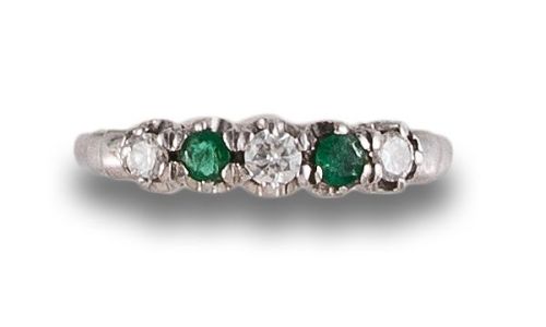 SORTIJA EN ORO BLANCO CON ESMERALDAS Y DIAMANTES