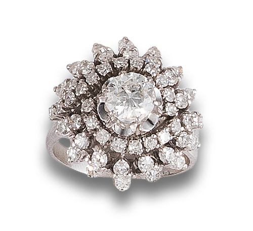 SORTIJA ROSETÓN DE DIAMANTES Y ORO BLANCO