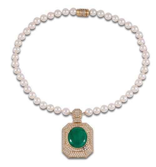 PEARL NECKLACE WITH GOLD, DIAMONDS AND EMERALD PENDANT