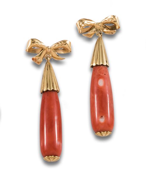 PENDIENTES LARGOS LAZOS DE ORO AMARILLO Y CORAL