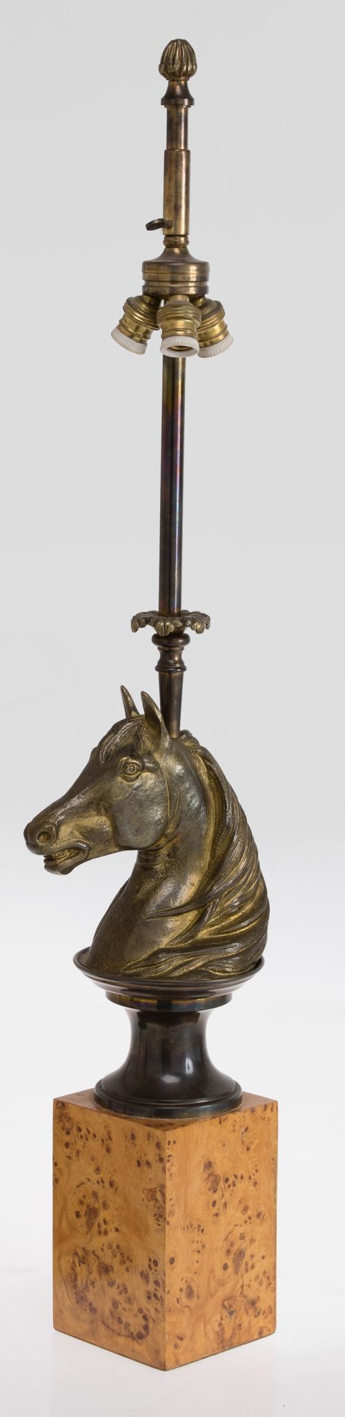 Lámpara de mesa de bronce dorado en forma de cabeza de caba