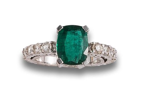 SORTIJA DE ESMERALDA Y DIAMANTES, EN ORO BLANCO
