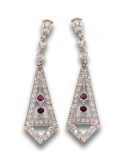 PENDIENTES LARGOS, ESTILO ART DÉCO, DE DIAMANTES Y RUBÍES,