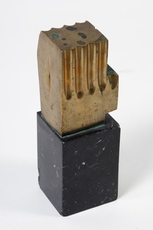PABLO SERRANO AGUILAR, "Mano", Escultura de bronce dorado s