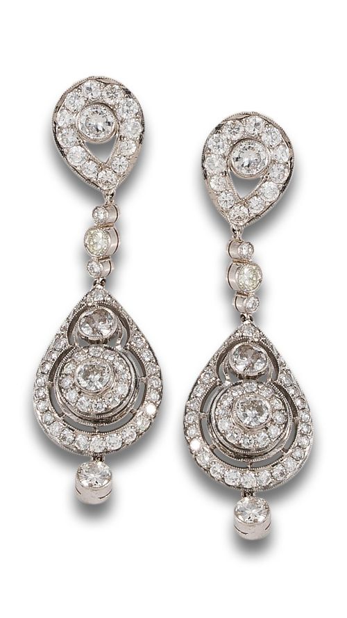 PENDIENTES LARGOS DE DIAMANTES, ESTILO ANTIGUO, EN PLATINO