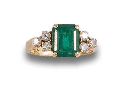 SORTIJA DE ESMERALDA Y DIAMANTES, EN ORO AMARILLO