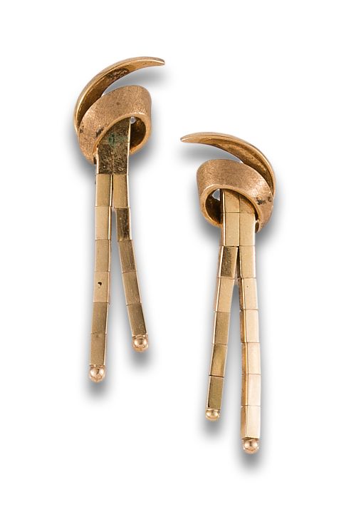 CHEVALIER LONG EARRINGS, 1940s, IN YELLOW GOLD