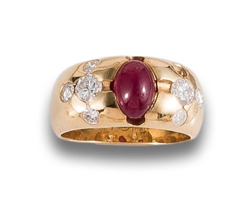 SORTIJA DE DIAMANTES Y RUBÍ CENTRAL, EN ORO AMARILLO