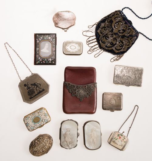 Lote de trece monederos, tarjeteros, trousse... S. XIX